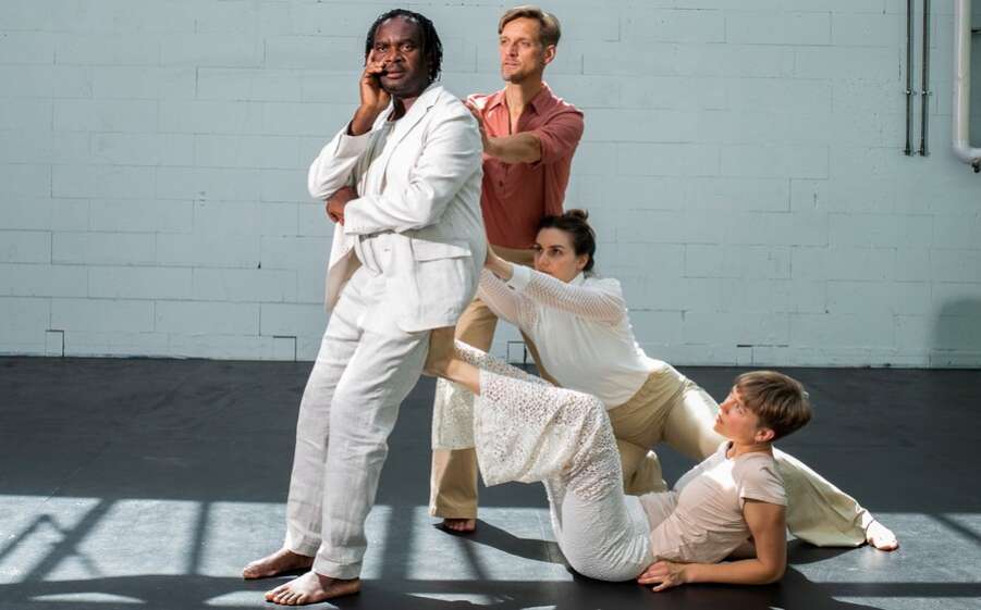 vier.D__anfassen___c_Sarah_Ra_website